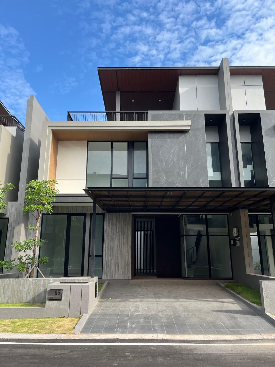 Dijual Rumah Baru Siap Huni di Cluster District 9 Citraland Surabaya Barat - Image 1