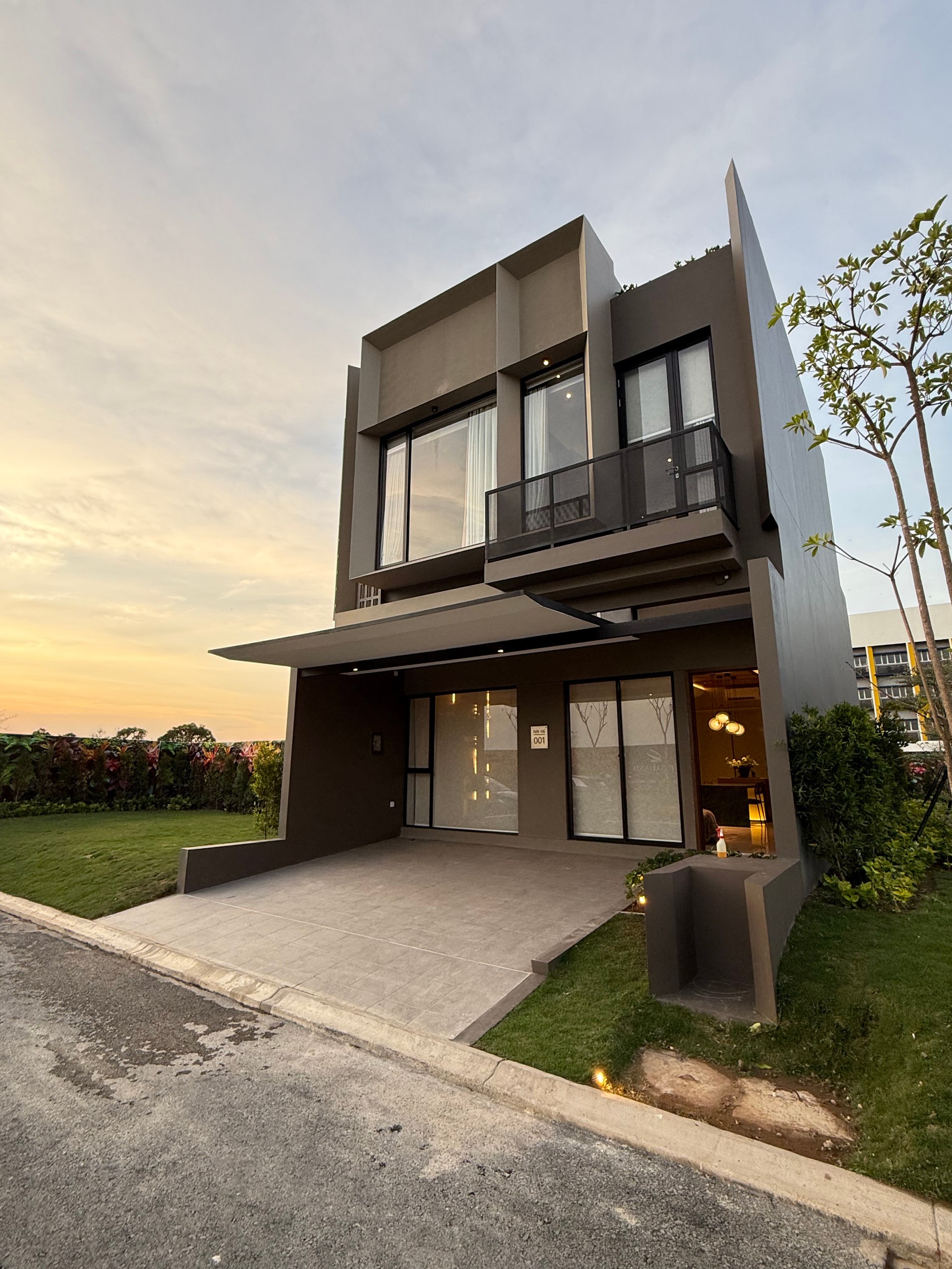 Dijual Rumah Baru Dekat Area Komersial di Northwest Garden Citraland Surabaya Barat - Image 1