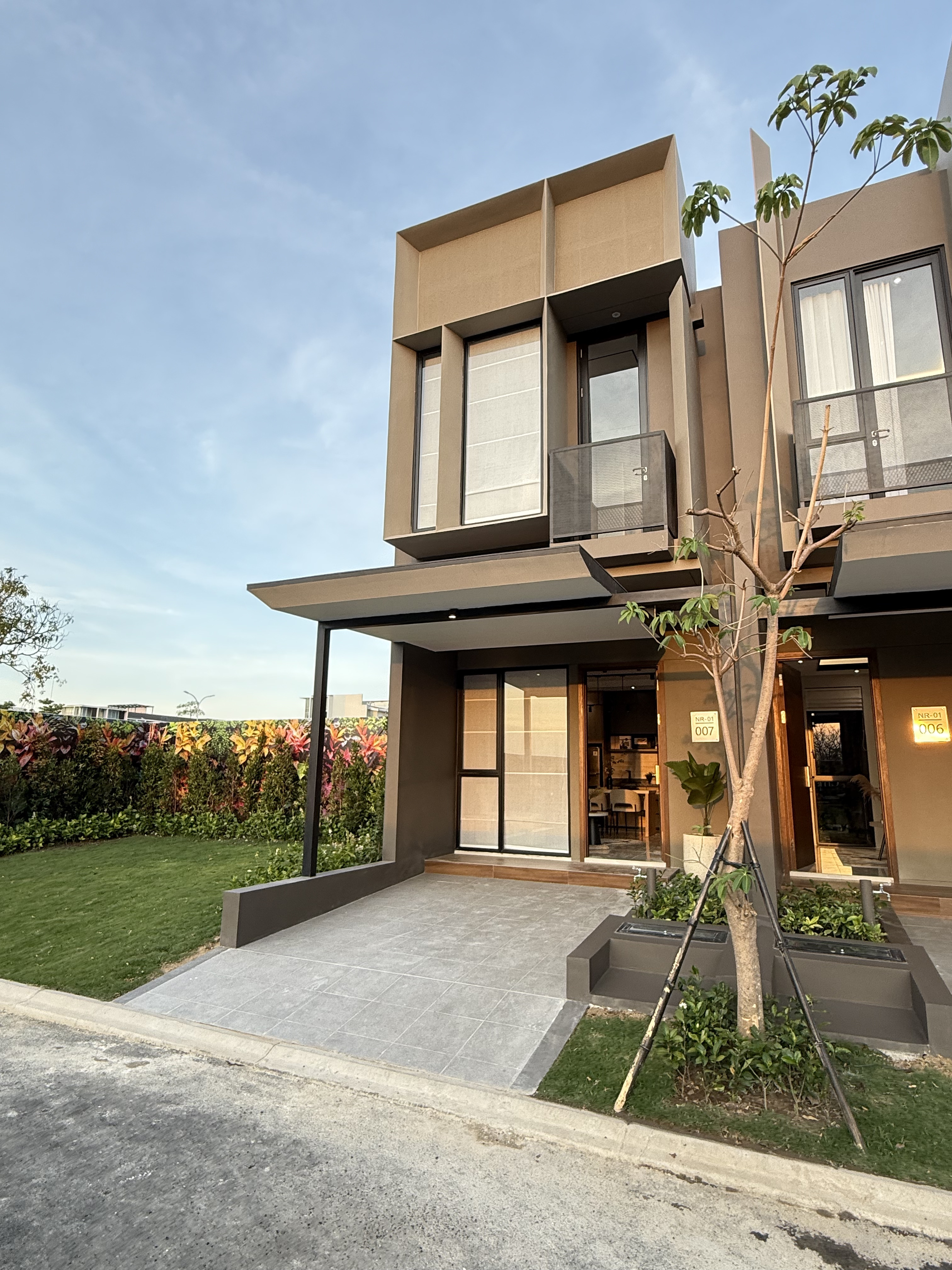 Dijual Rumah Baru Dekat Area Komersial di Northwest Garden Citraland Surabaya Barat - Image 1