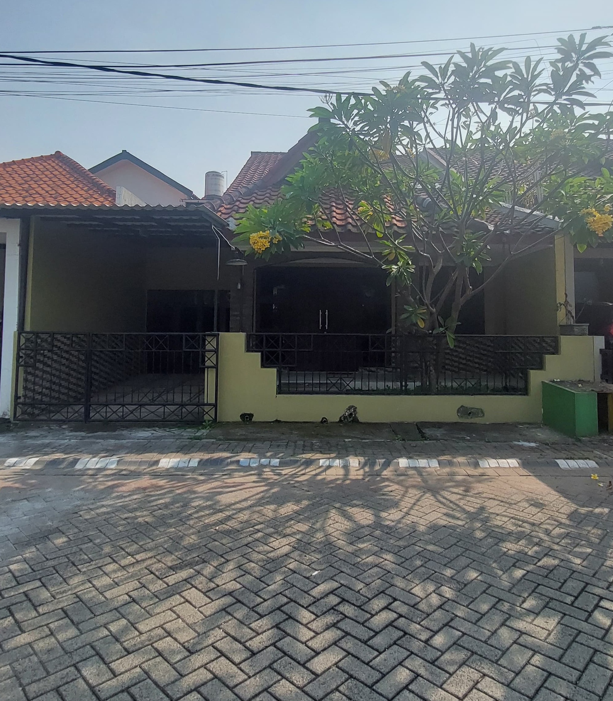 Disewakan Rumah Strategis di Babatan Pratama Surabaya Barat - Image 1