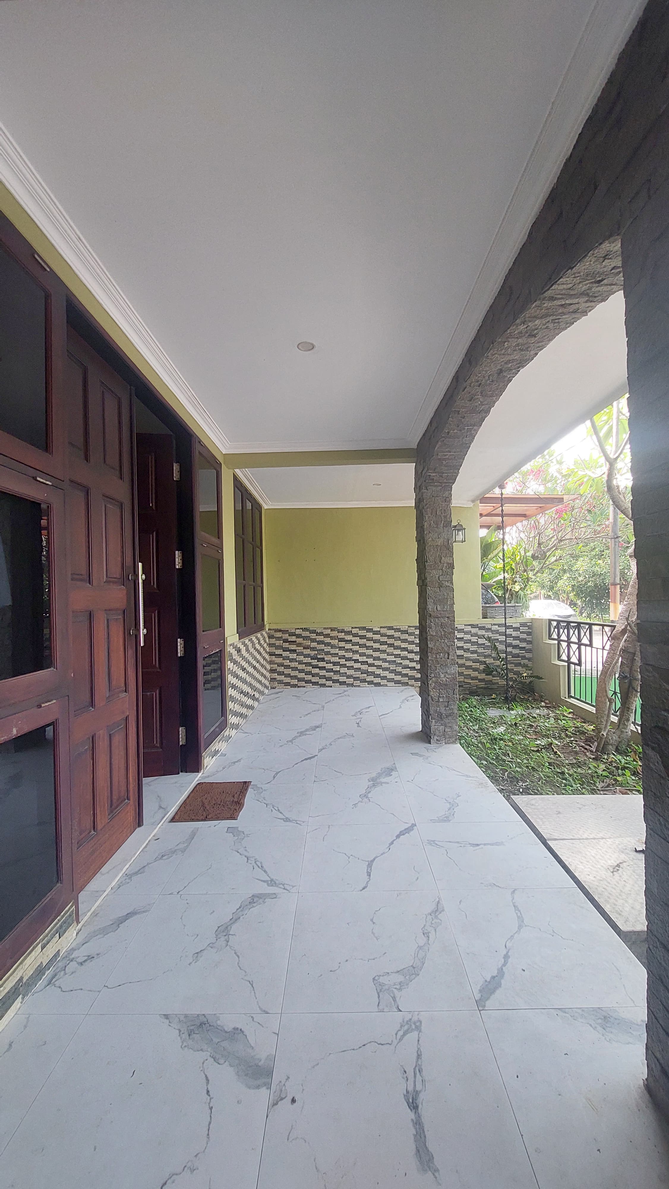 Disewakan Rumah Strategis di Babatan Pratama Surabaya Barat - Thumbnail 2