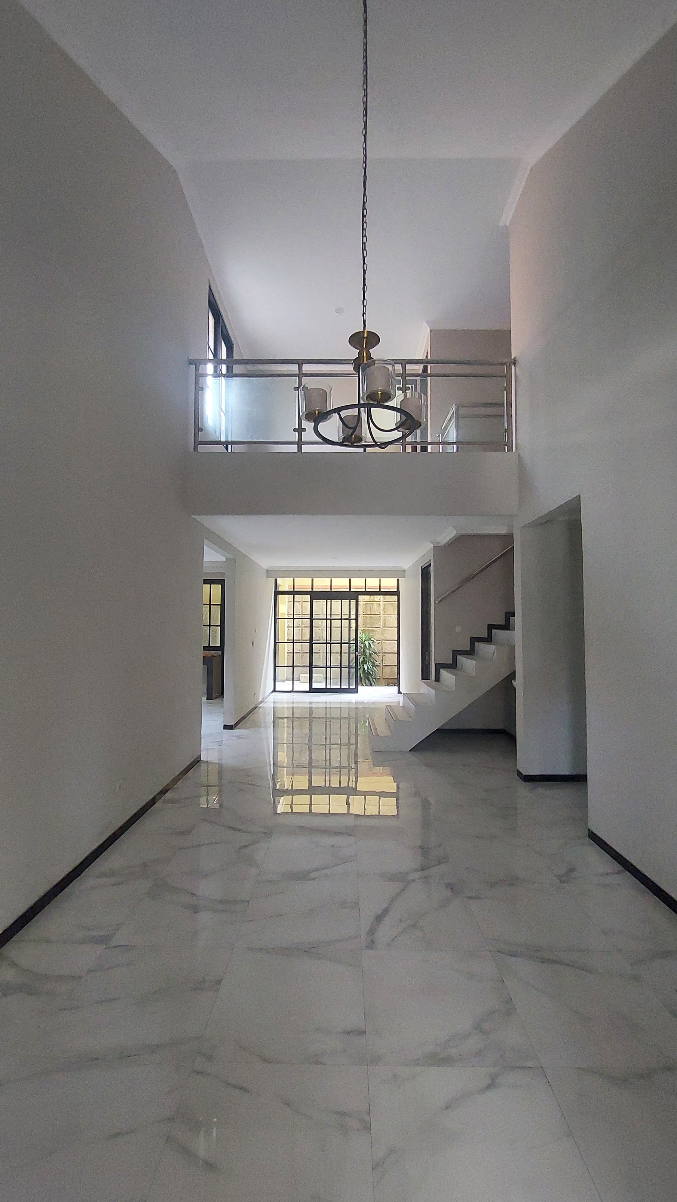 Disewakan Rumah Strategis di Babatan Pratama Surabaya Barat - Thumbnail 4