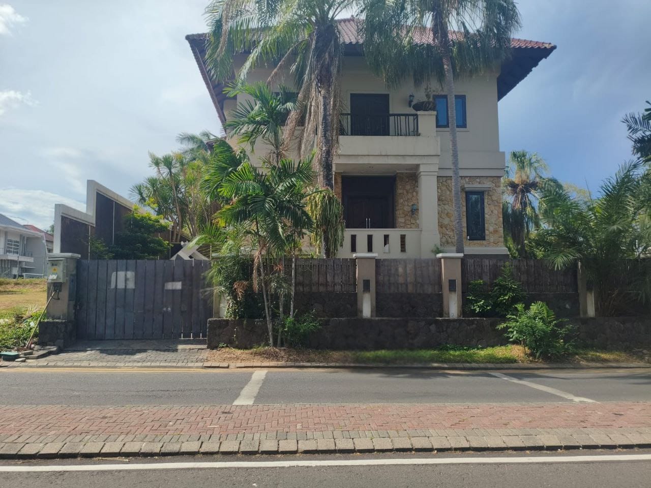 Disewakan Rumah Bisa Untuk Usaha di Raya Puri Widya Kencana Citraland Surabaya Barat - Thumbnail 2