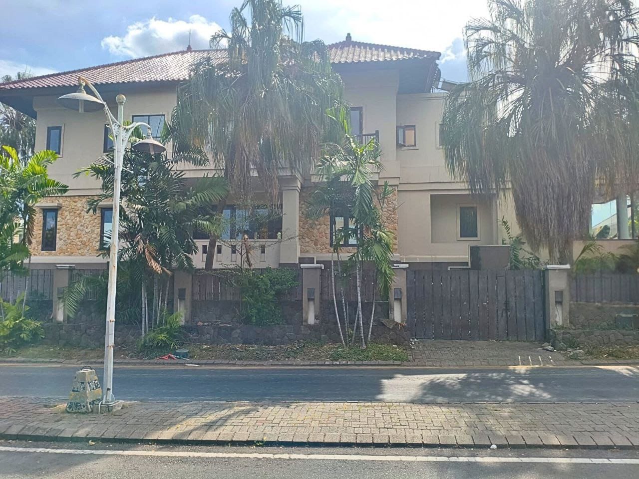 Disewakan Rumah Bisa Untuk Usaha di Raya Puri Widya Kencana Citraland Surabaya Barat - Image 1