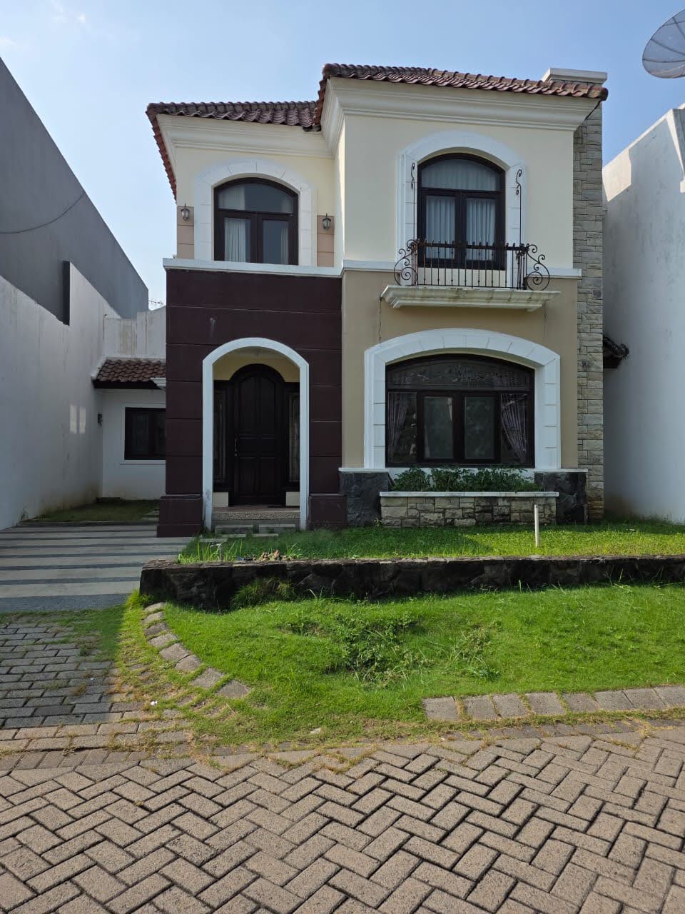 Dijual Rumah Cantik di Cluster Madrid  Wisata Bukit Mas Surabaya Barat - Image 1