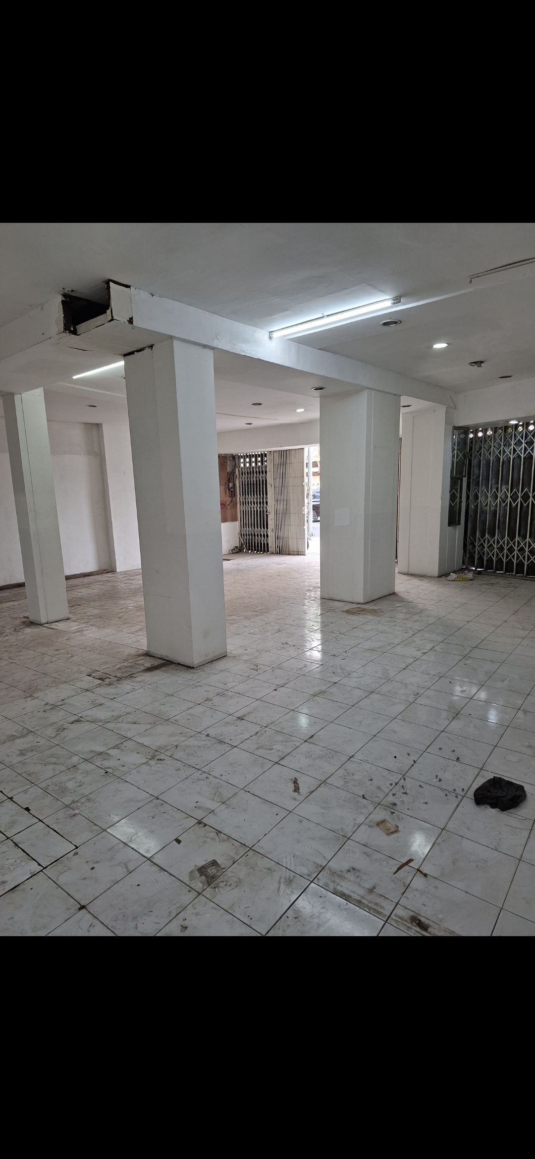 Dijual / Disewakan Ruko 3 Lantai Siap Huni Nol Jalan di Blauran Surabaya Pusat - Thumbnail 2