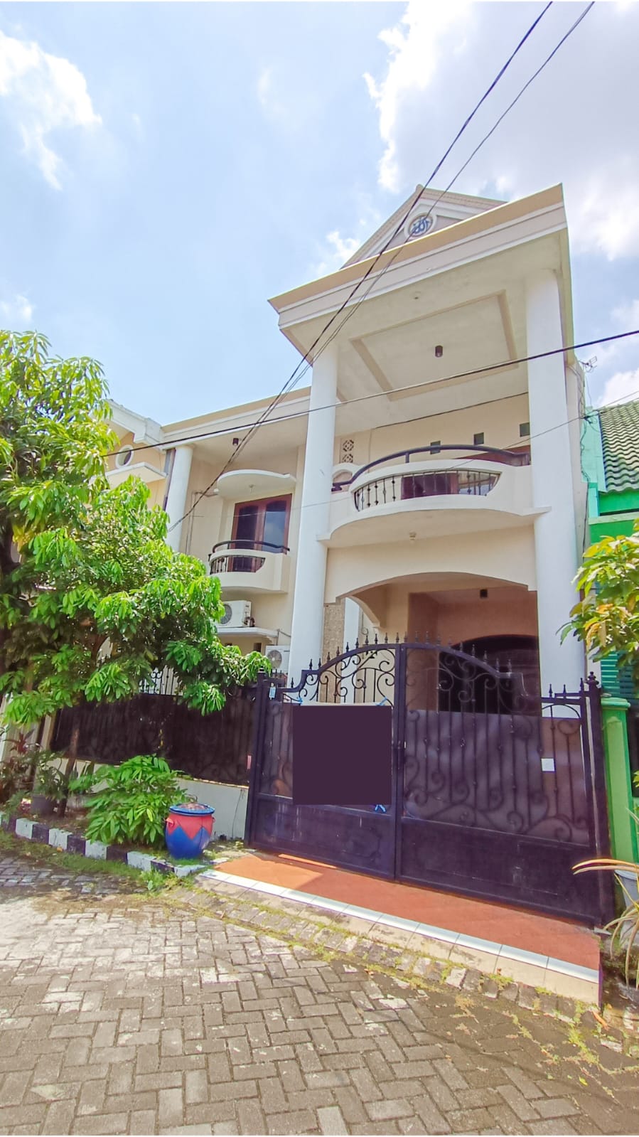 Dijual Rumah Nyaman dan Strategis di Taman Pondok Indah Surabaya Barat - Image 1