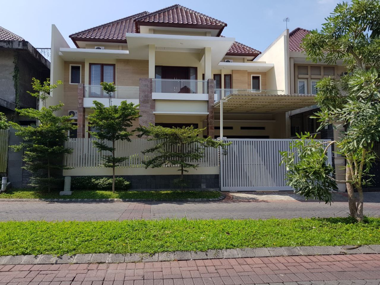 Dijual Rumah Super Strategis Area Komersial di Gwalk di Raya International Village – Citraland Utama Surabaya Barat - Image 1