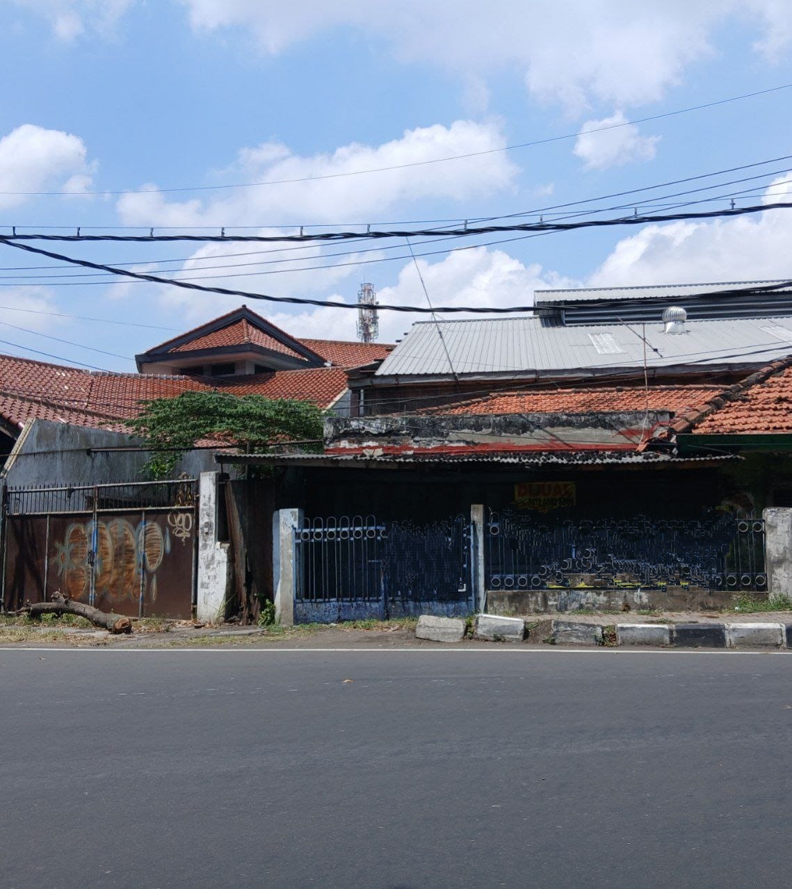 Dijual Rumah Strategis di Jln. Ikan Kakap Surabaya Utara - Image 1