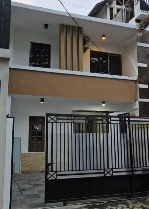 Dijual Rumah Strategis Siap Huni Lokasi di Babatan Pratama Surabaya Barat - Image 1