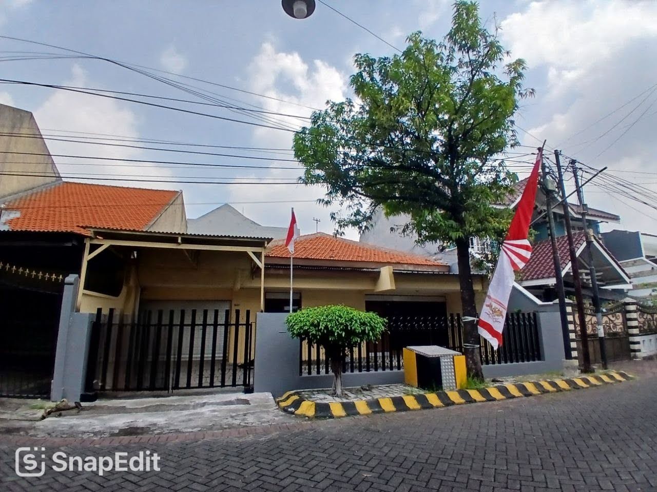 Disewakan Rumah Luas di Gayungsari Surabaya Selatan - Image 1