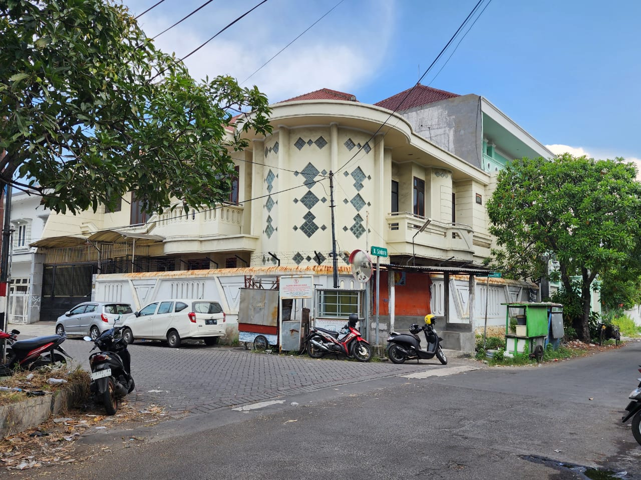 Jual Rumah Mewah 2 Lantai Halimun Dekat Embong Malang Lokasi Strategis di Surabaya Pusat - Image 1