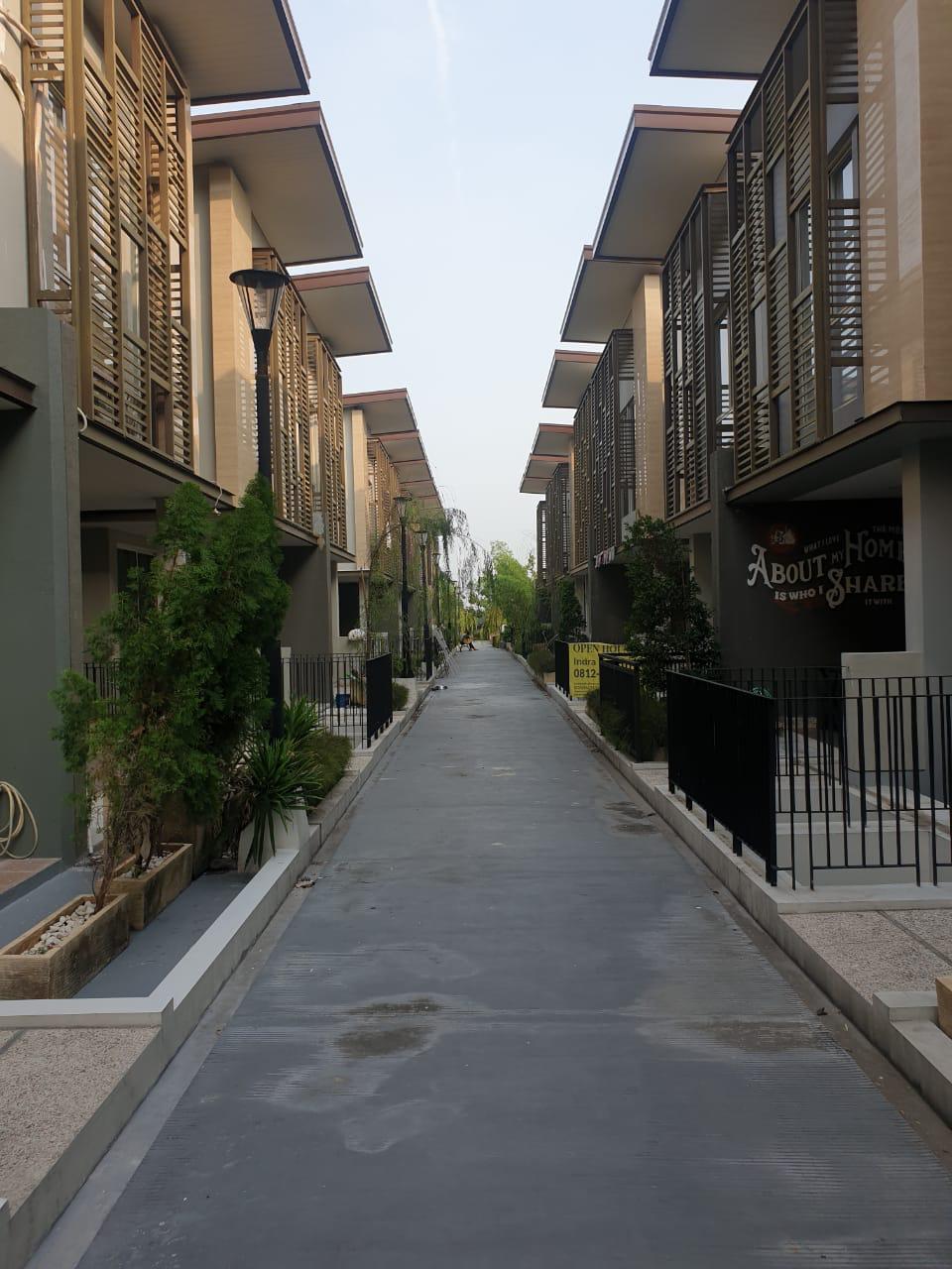 Jual Rumah Modern 3 Lantai Notredame Lokasi Premium di Wisata Bukit Mas Surabaya Barat - Image 1