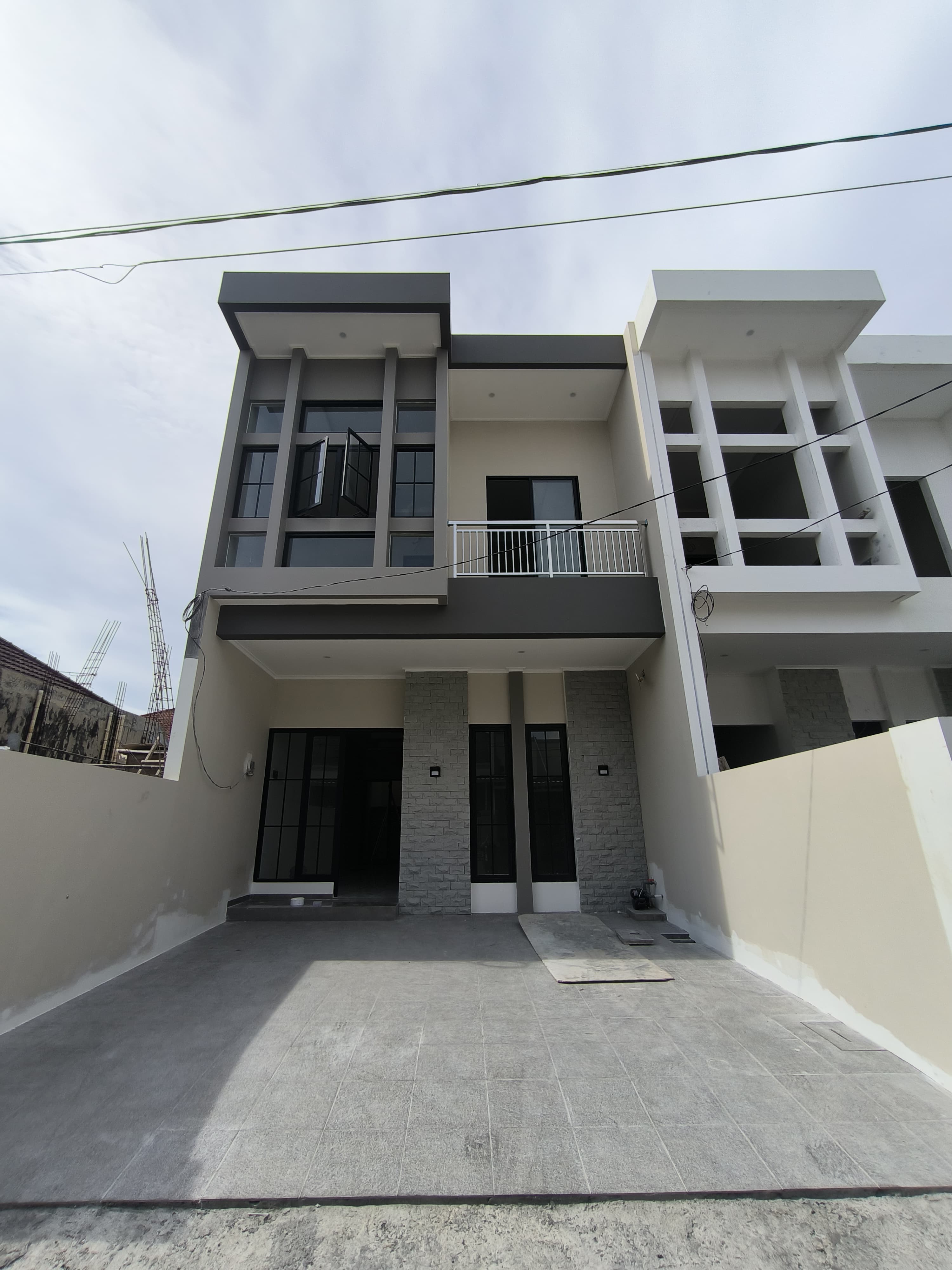 Jual Rumah Baru Minimalis 2 Lantai di Klampis Anom Lokasi Strategis Surabaya Timur - Image 1