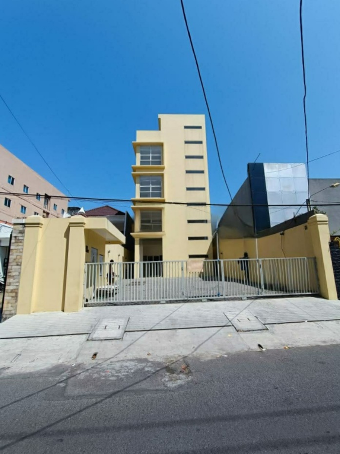 Disewakan Gedung 4 Lantai Siap Pakai di Embong Cerme Surabaya Pusat - Image 1