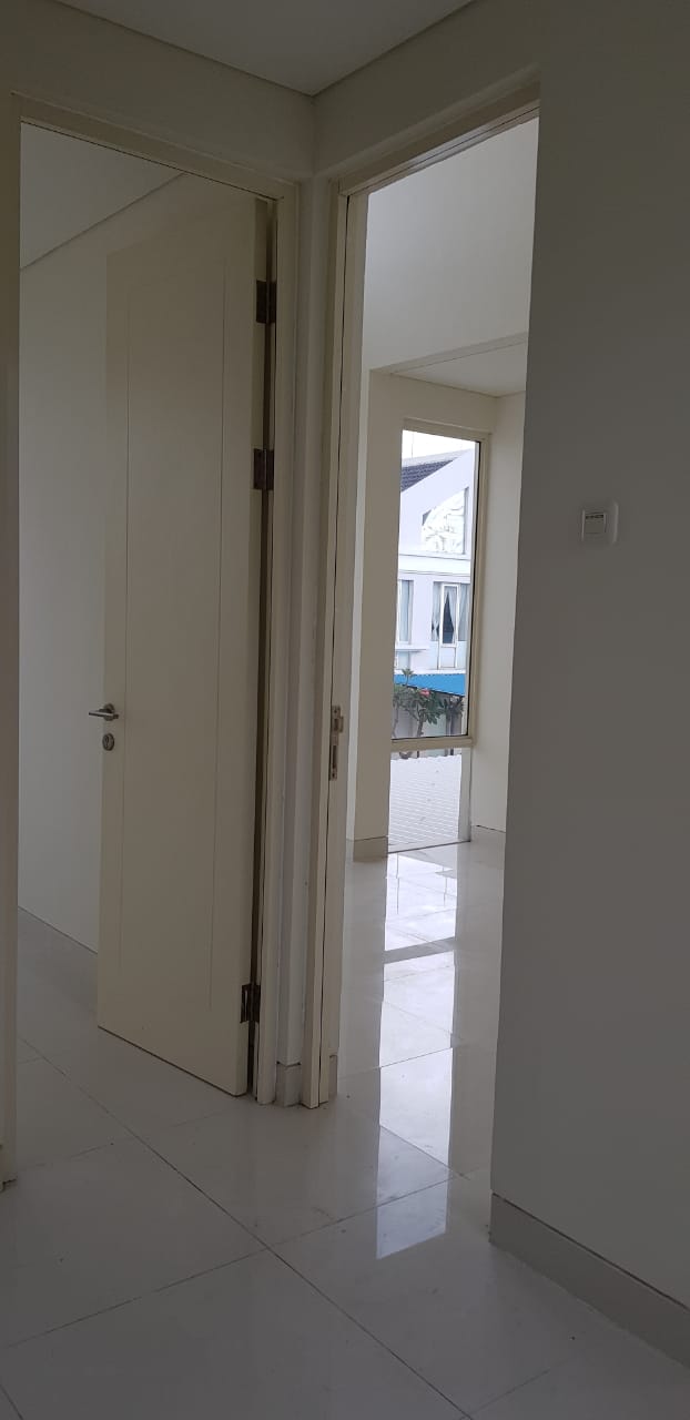 Dijual Rumah Siap Huni di Grand Pakuwon Cluster Adelaide Surabaya Barat - Thumbnail 2