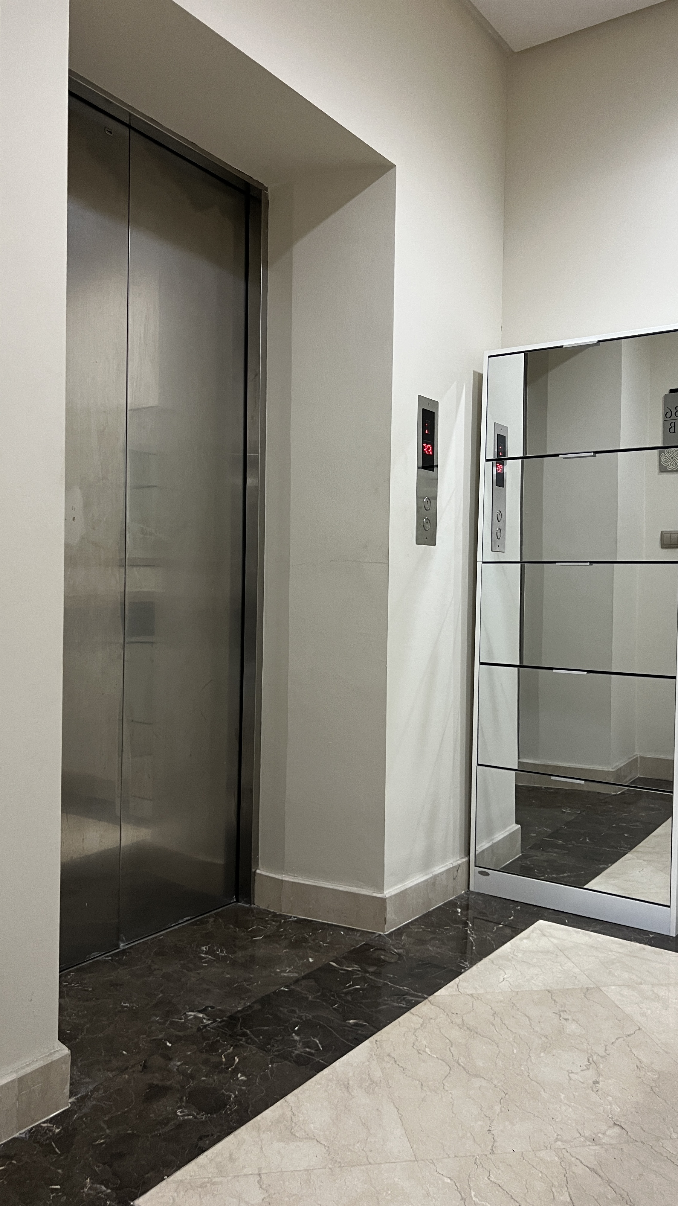 Disewakan Apartemen Mewah di Adhiwangsa Lenmarc Tower B Lantai 36 Surabaya Barat– Full Furnish View Golf Private Lift - Thumbnail 3