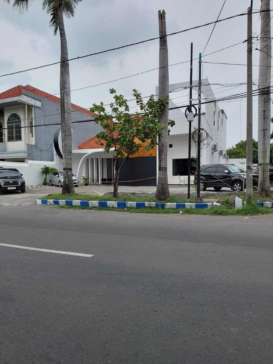 Disewakan Rumah Hook Komersial di Jalan Kartini Surabaya Pusat - Image 1