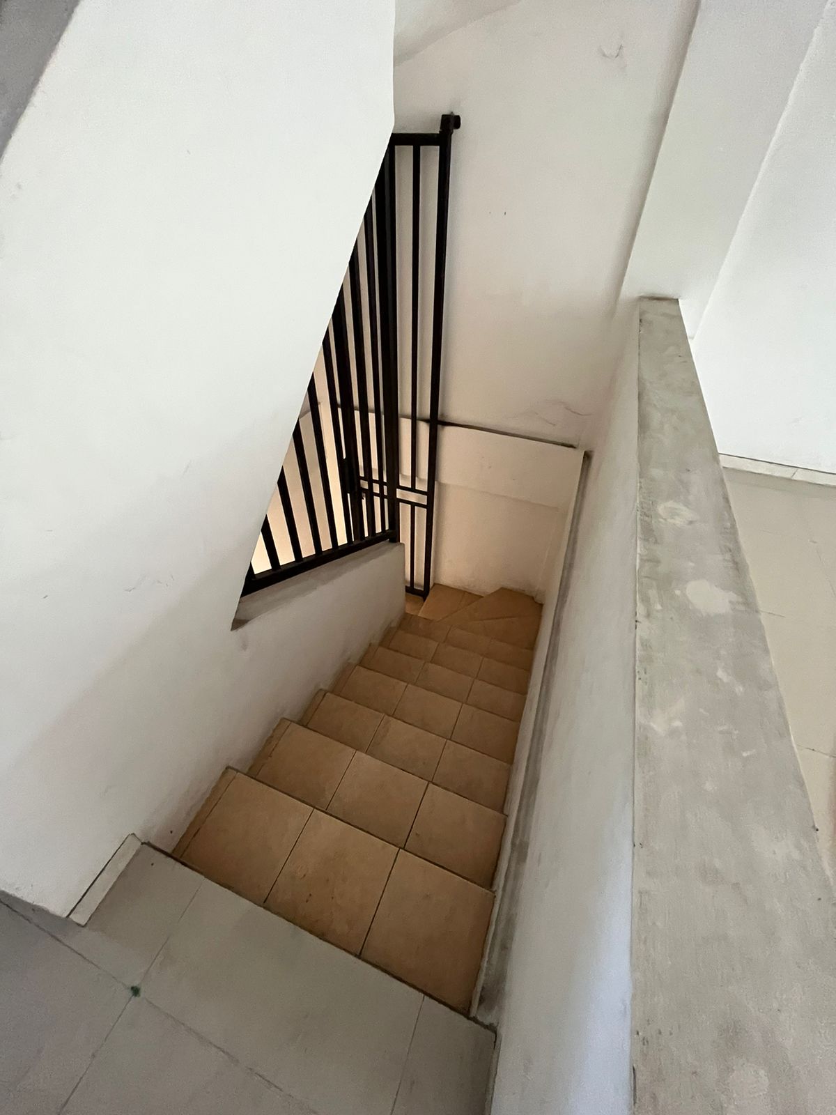 Disewakan Ruko 3 Lantai di Jalan Raya Darmo Permai Surabaya Barat - Thumbnail 4