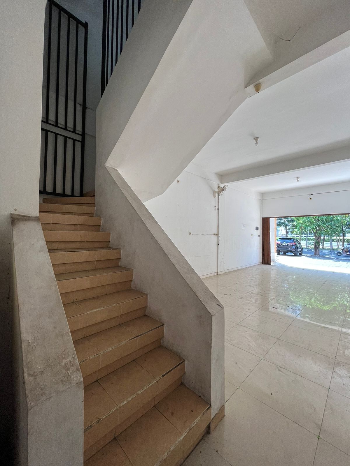 Disewakan Ruko 3 Lantai di Jalan Raya Darmo Permai Surabaya Barat - Thumbnail 3