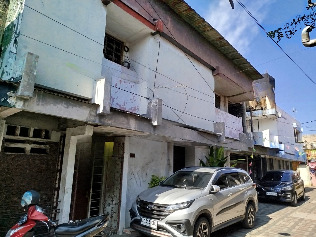 Dijual Rumah Lama 2 Lantai di Jalan Donokerto Surabaya – Hitung Tanah - Image 1