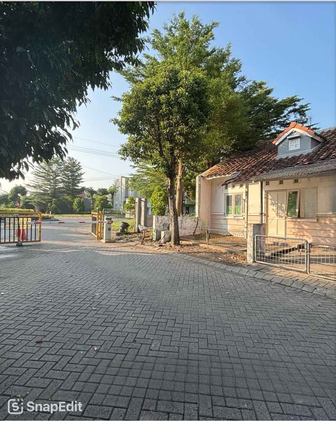 Dijual Rumah Lama Hitung Tanah di Bukit Palma Citraland Surabaya Barat - Image 1
