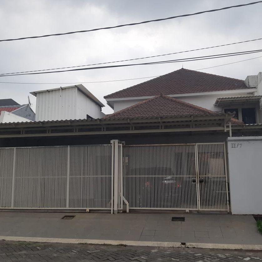 Dijual Rumah di Jl. Manyar Tirtomoyo 2 Komplek Manyar Tompotika Surabaya – SHM Luas dan Siap Huni - Image 1