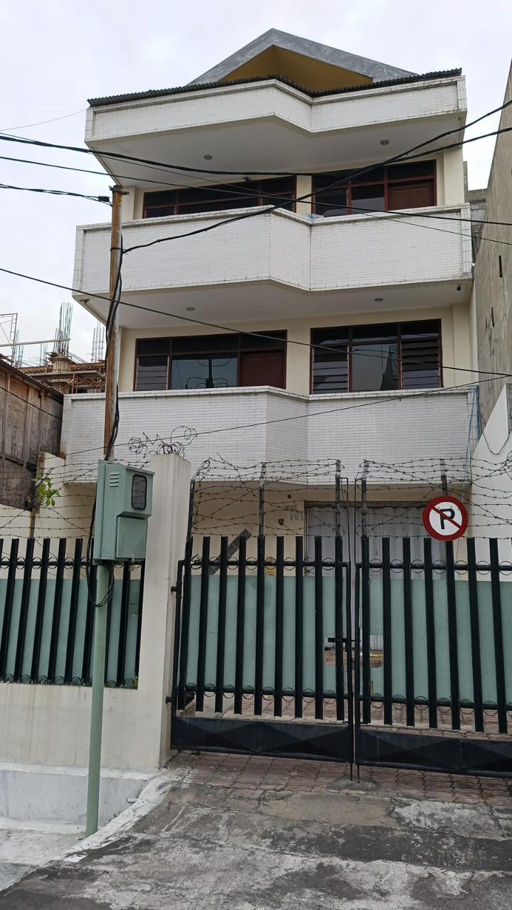 Disewakan Ruko 3 Lantai Siap Huni Lokasi Strategis di Nol Jalan Kedungsari Surabaya Pusat - Image 1