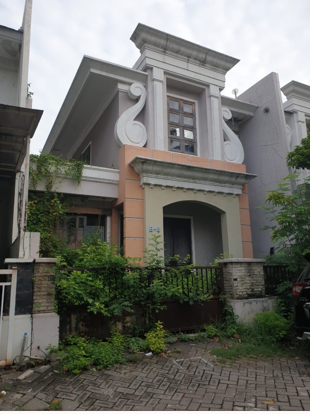 Dijual Rumah Hitung Tanah di Bavarian Village Surabaya Barat - Image 1