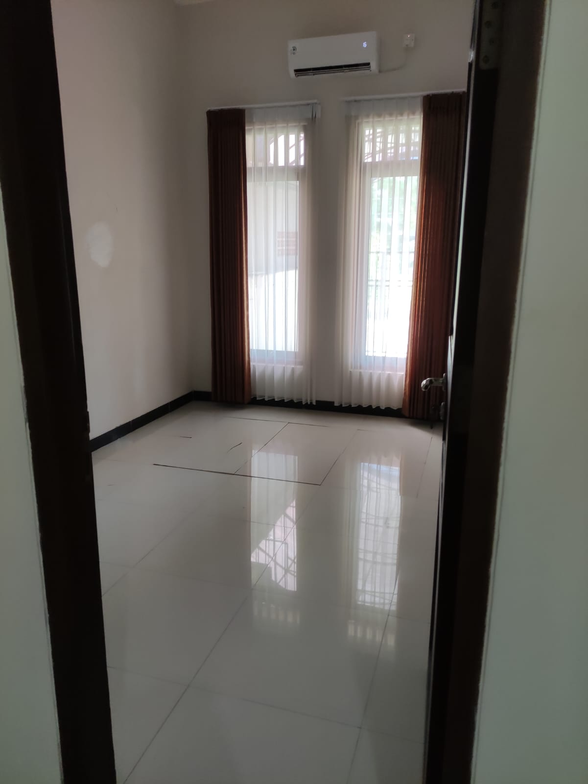 DISEWAKAN Rumah Nyaman dan Strategis di Griya Babatan Mukti Surabaya Barat - Thumbnail 2