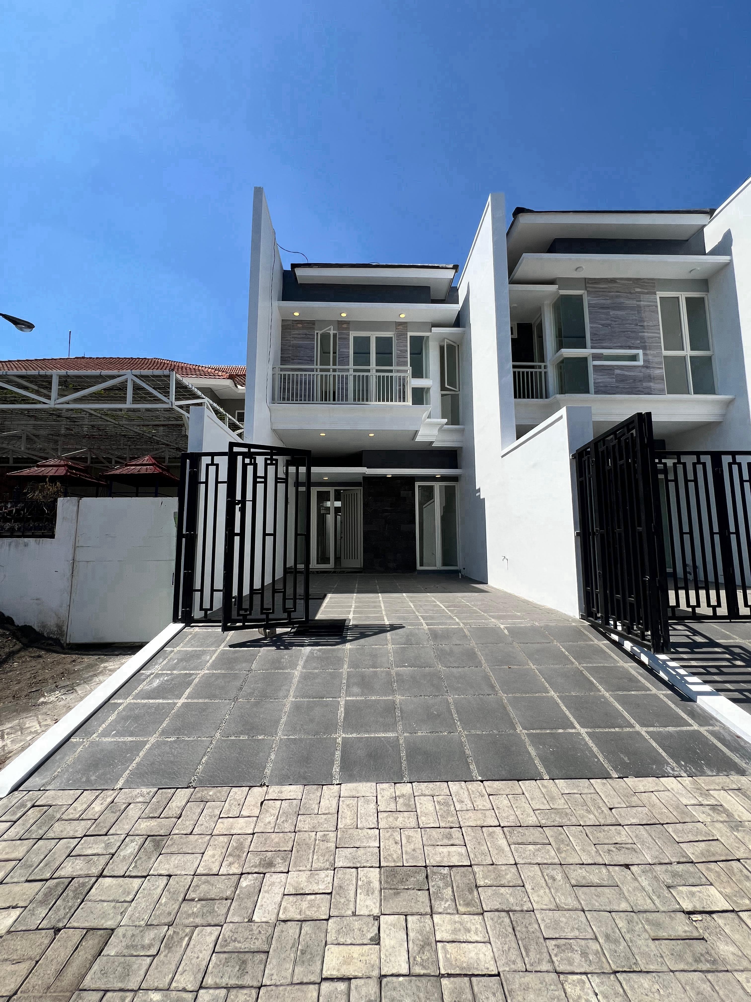 Dijual Rumah Baru Modern Minimalis 2 Lantai di Jemursari Selatan Surabaya Selatan - Image 1