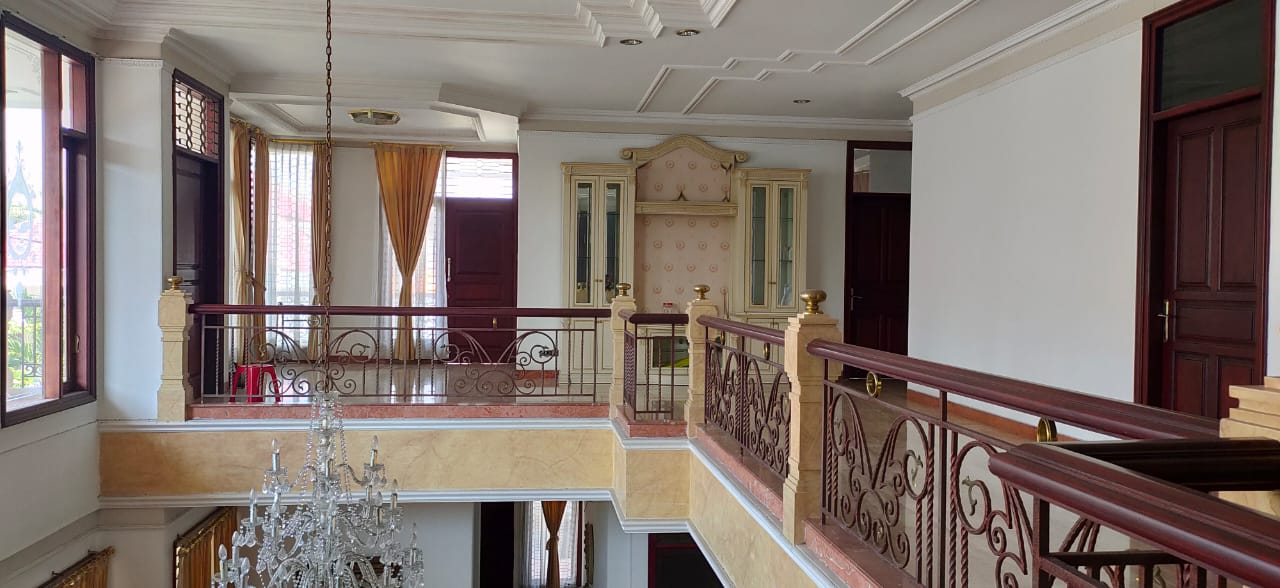 Dijual Rumah Mewah Full Furnished Posisi Hook di Seruni Surabaya Pusat - Thumbnail 3