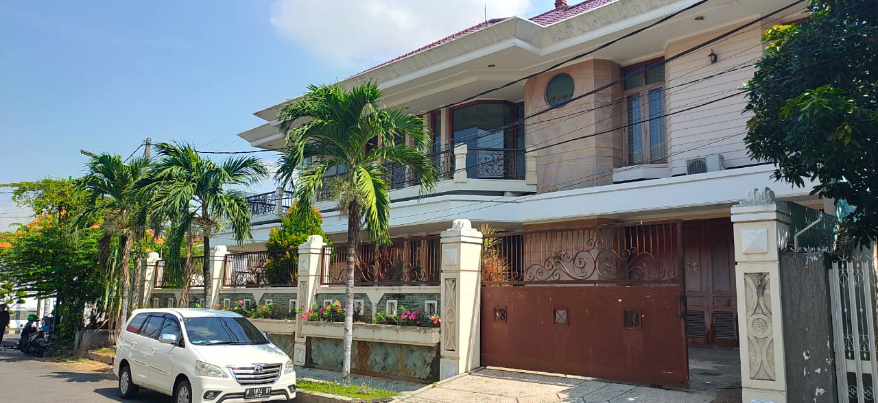 Dijual Rumah Mewah Full Furnished Posisi Hook di Seruni Surabaya Pusat - Image 1