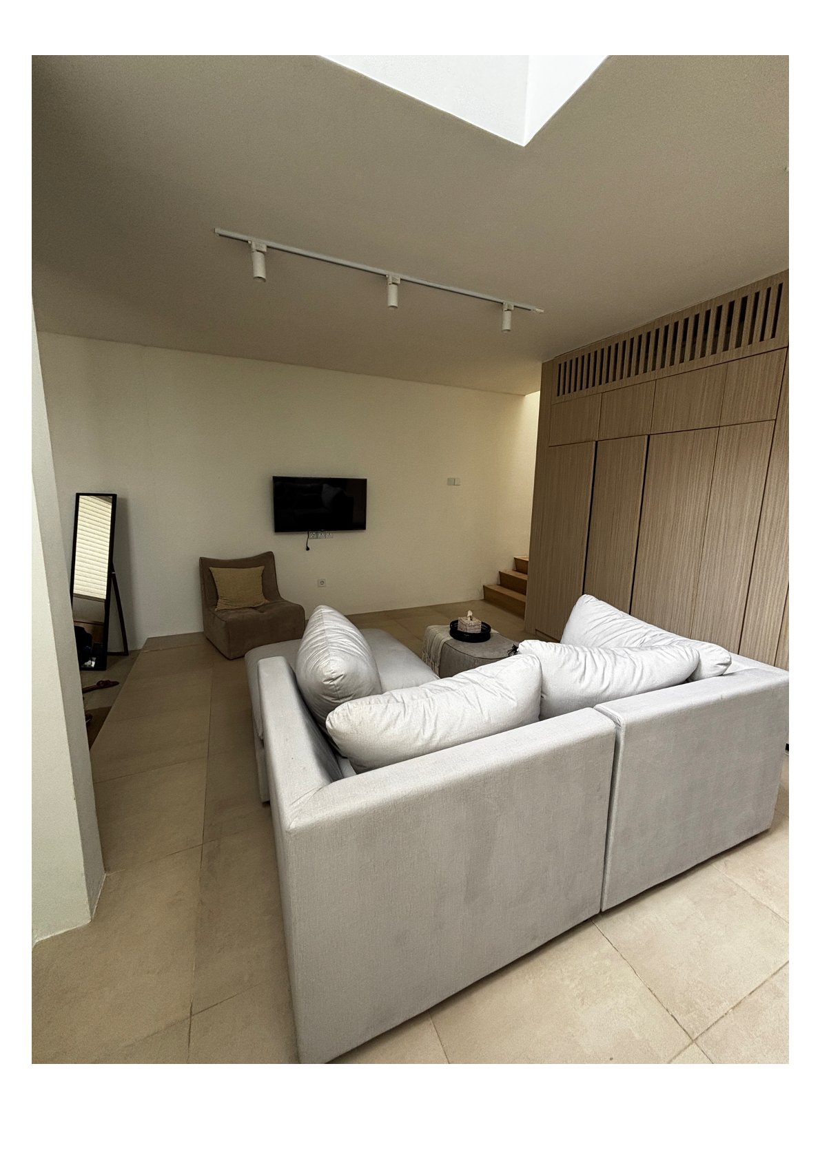 Dijual Rumah Mewah Semi Furnished di Greenwood Citraland Surabaya Barat - Image 1