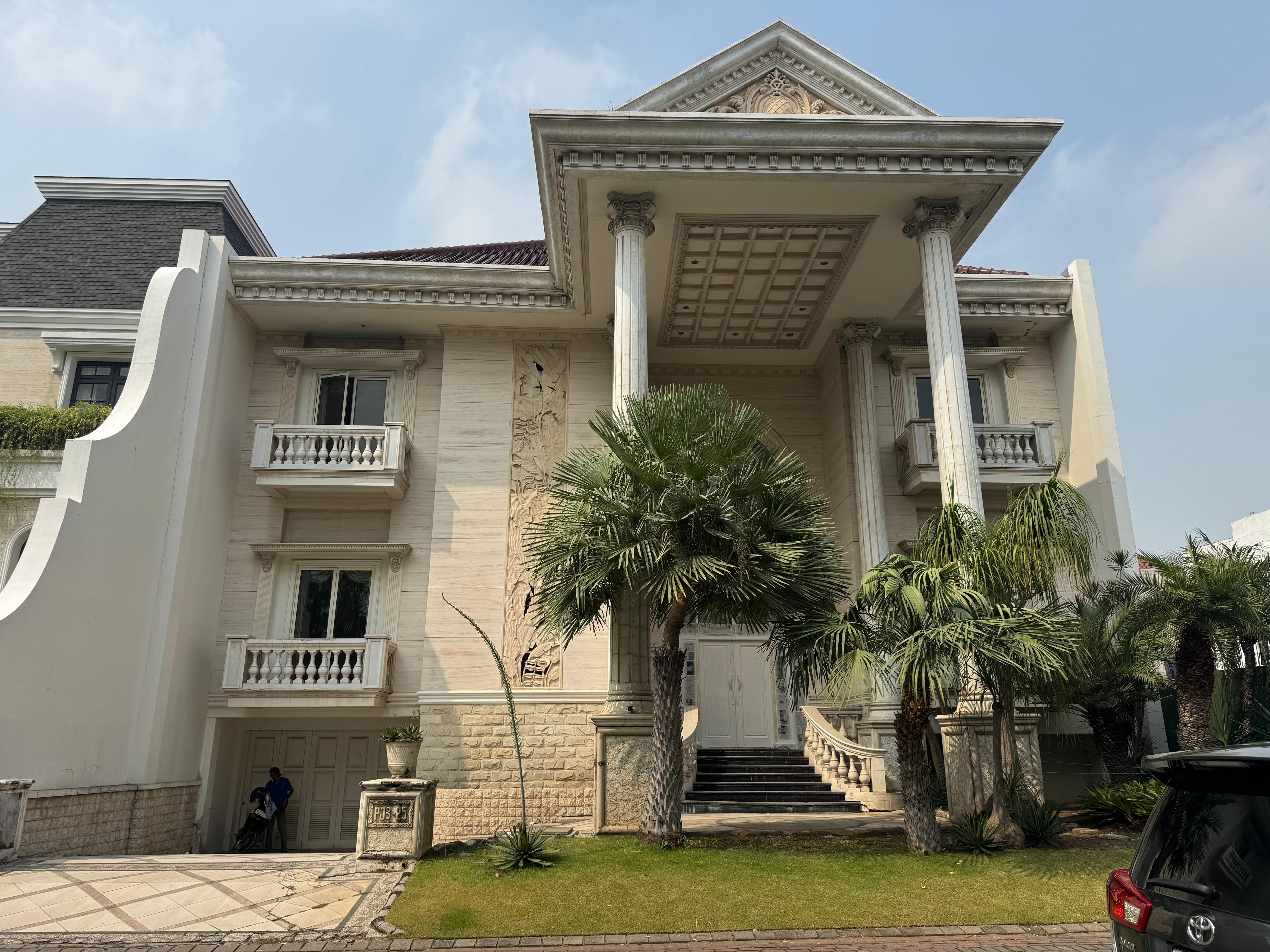 Disewakan Rumah Mewah Full Furnish di Vila Bukit Regency, Surabaya Barat - Image 1