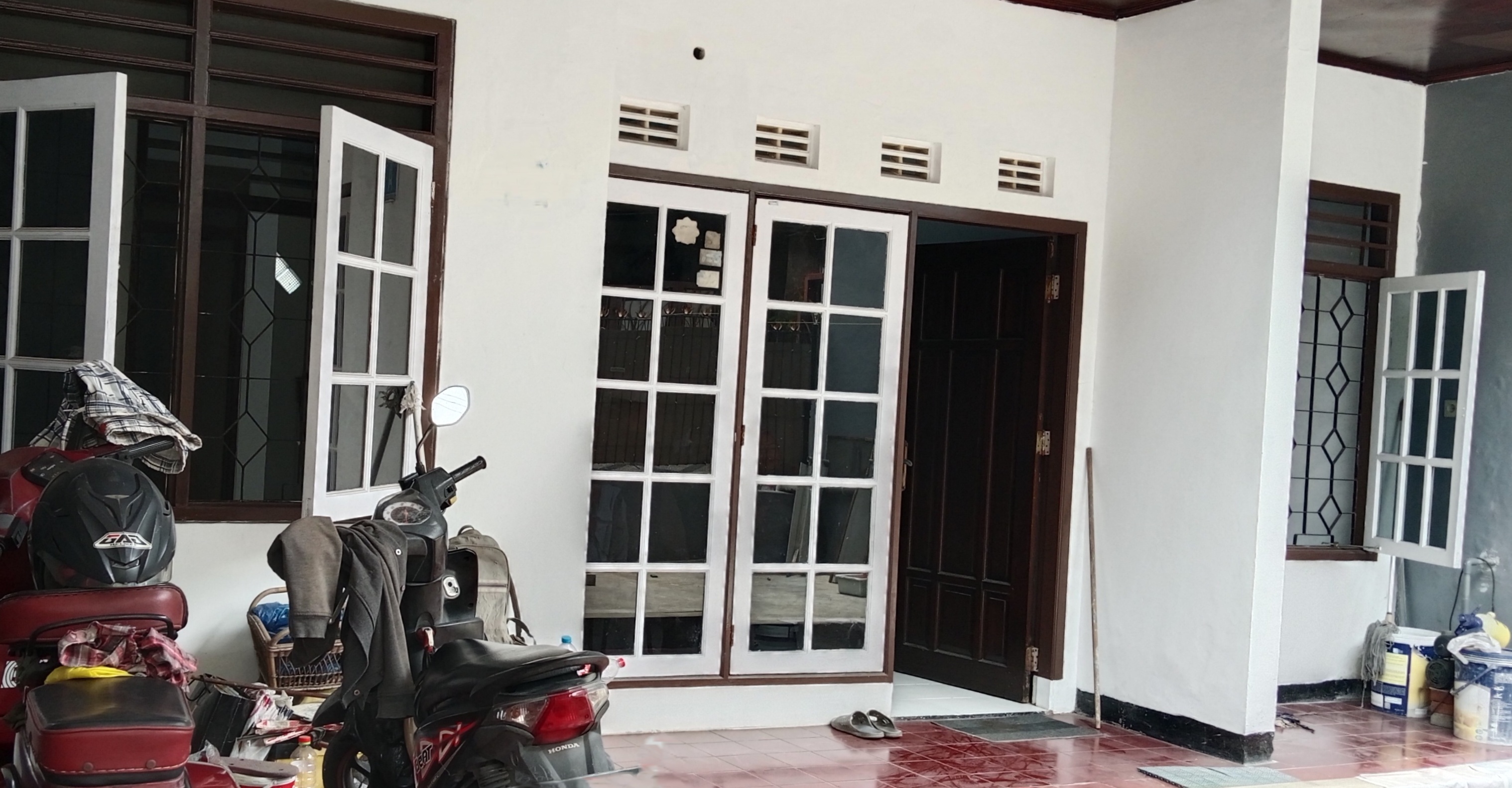 Disewakan Rumah Strategis Siap Huni di Gayung Sari Surabaya Selatan - Image 1