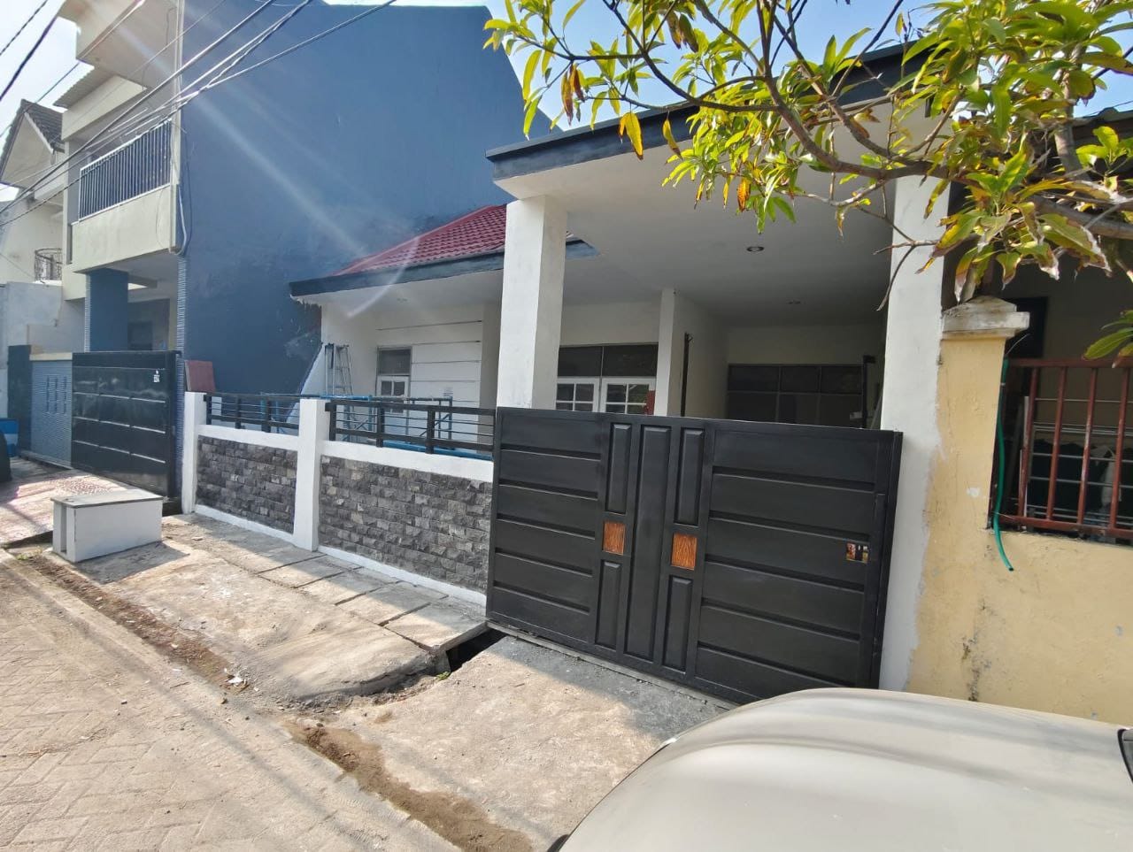 Jual Rumah Cantik 1 Lantai di Rungkut Mapan Lokasi Strategis Surabaya Timur - Image 1