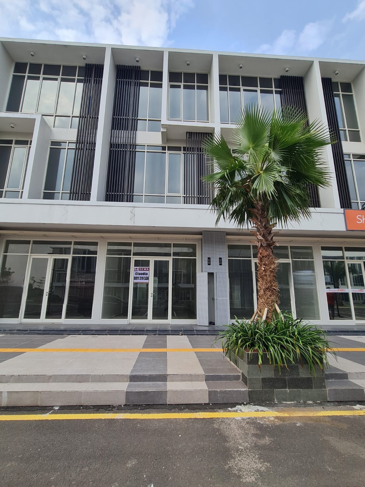 Disewakan Ruko di Northwest Boulevard Citraland Surabaya Barat - Image 1