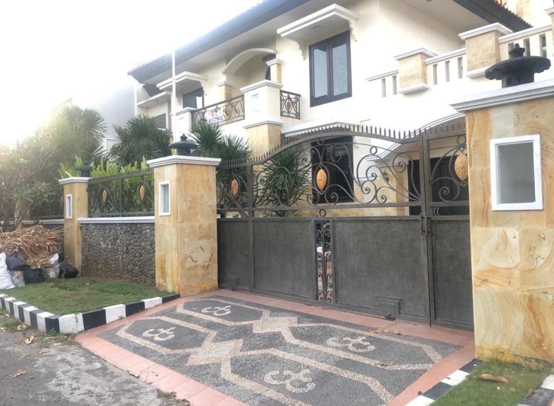 Dijual Rumah Luas dan Mewah di Kawasan Margorejo Indah Surabaya Selatan - Image 1
