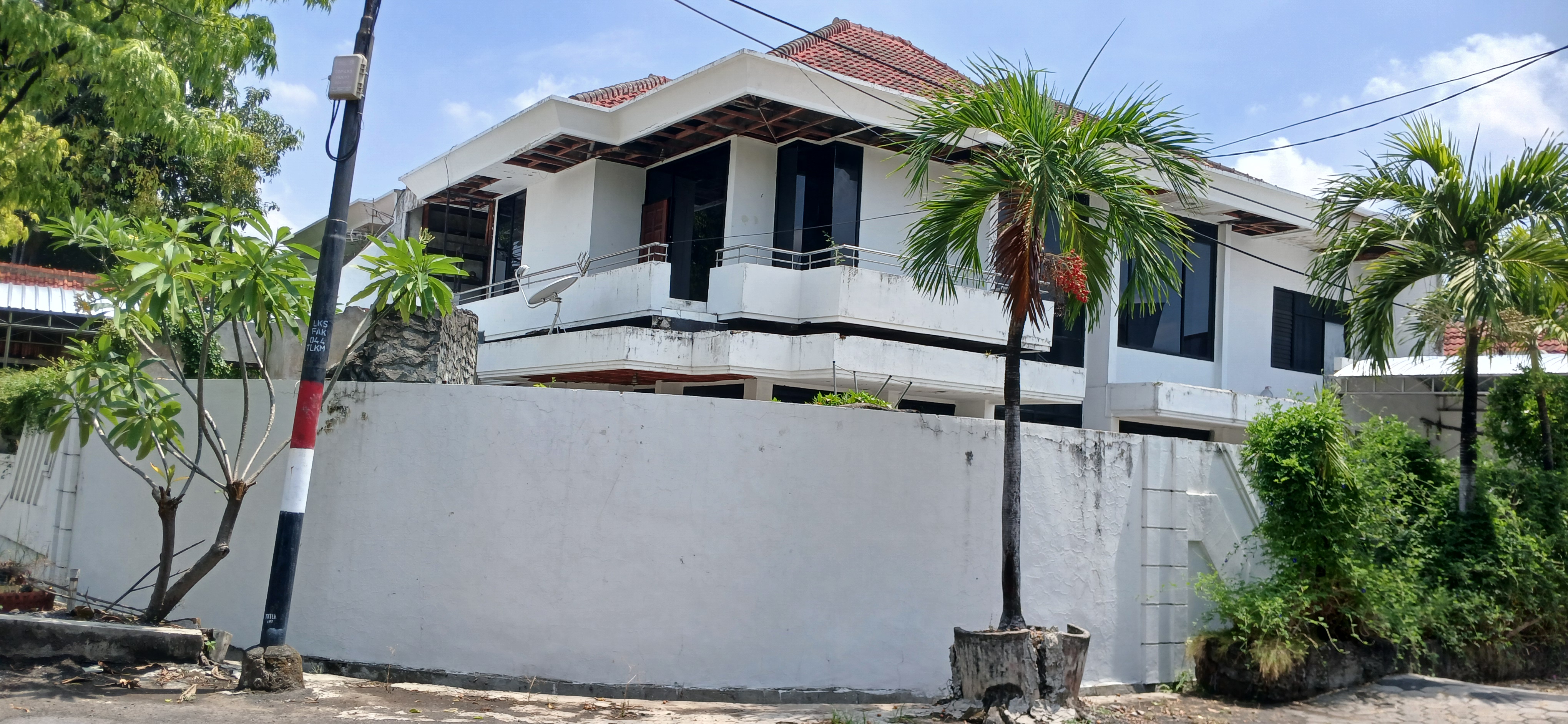 DIJUAL Rumah Nyaman dan Strategis di Taman Pondok Indah Surabaya Barat - Image 1