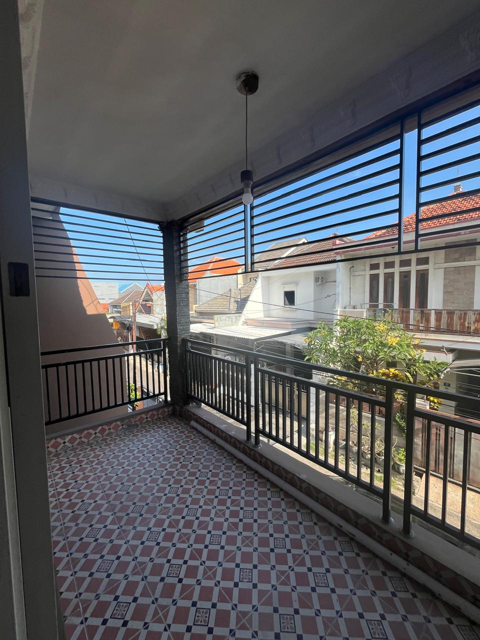 Disewakan Rumah Siap Huni dan Strategis di Pucang, Surabaya Timur - Image 1