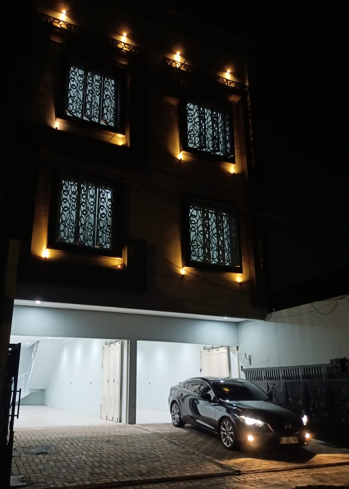 Dijual / Disewakan Ruko Baru Siap Huni di Jalan Genteng Surabaya Pusat - Thumbnail 2