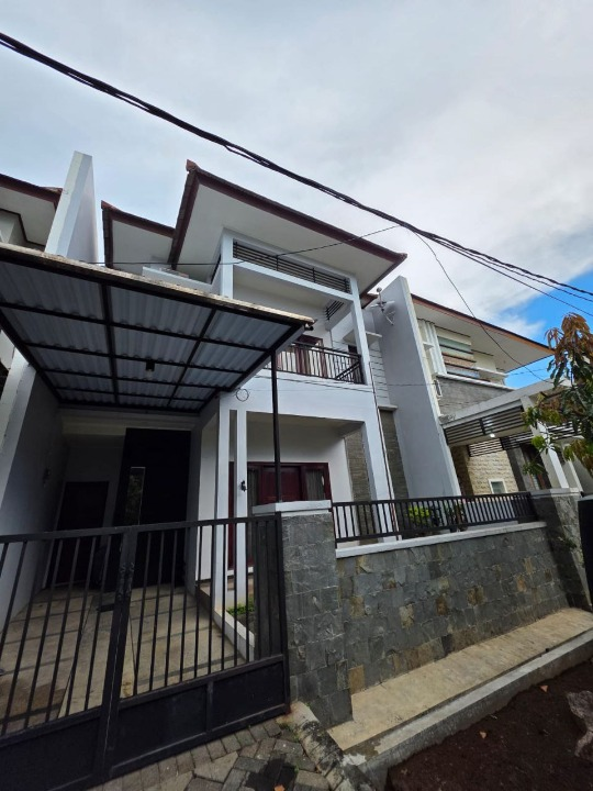 Disewakan Rumah 2 Lantai Full Furnished di Galaxy Bumi Permai Araya Surabaya Timur - Image 1