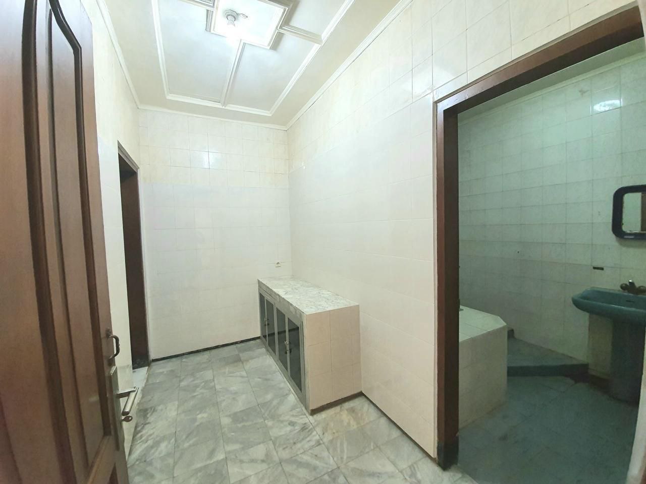 Disewakan Rumah Luas dan Nyaman di Kawasan Strategis Surabaya Selatan - Image 1