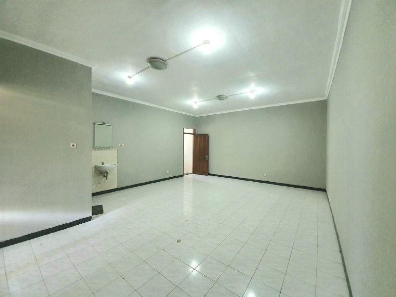 Disewakan Rumah Luas dan Nyaman di Kawasan Strategis Surabaya Selatan - Thumbnail 2