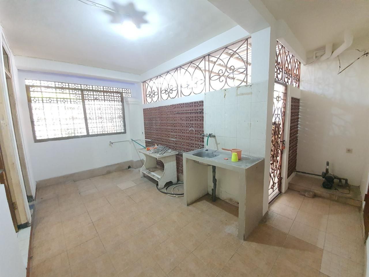 Disewakan Rumah Luas dan Nyaman di Kawasan Strategis Surabaya Selatan - Thumbnail 4