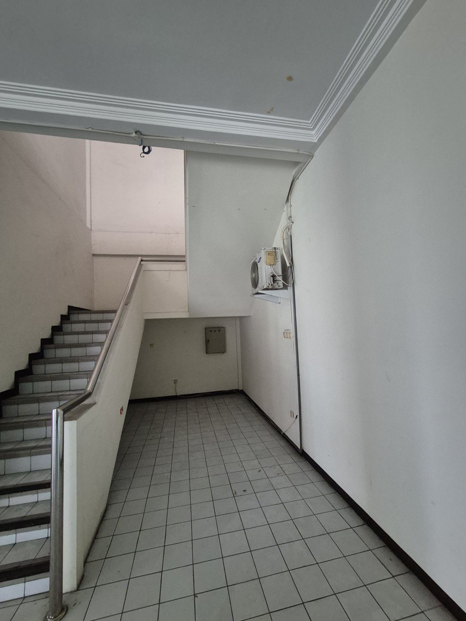 Disewakan Ruko Komersial Strategis di Jalan Raya Mayjend Sungkono Surabaya Barat - Thumbnail 3