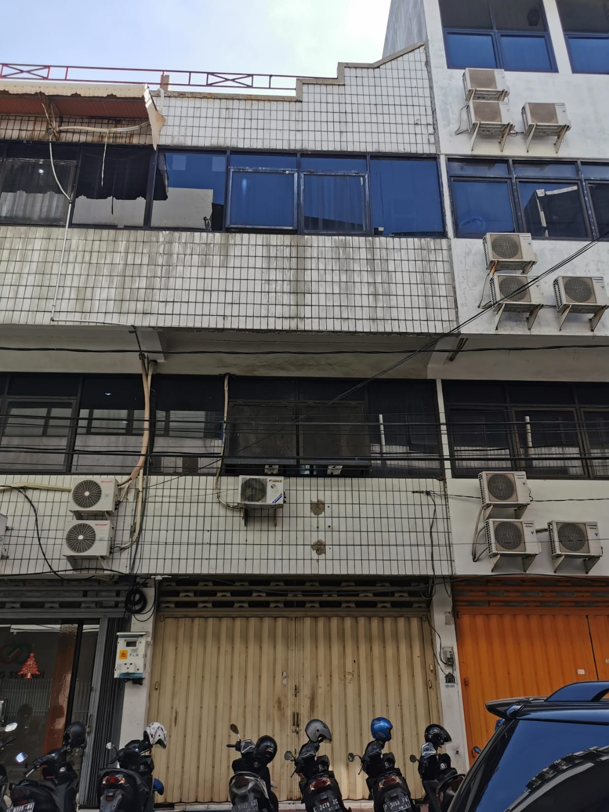 Jual Ruko 3,5 Lantai di Rukun Megah Indah Lokasi Komersial Strategis Raya Ngagel Selatan - Bratang Surabaya Timur - Image 1