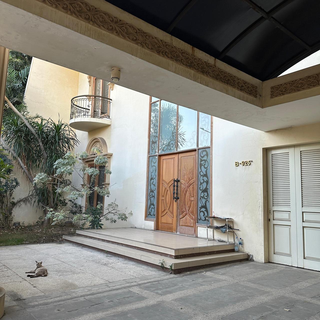 Dijual Rumah Mewah Semi Furnish di Perumahan Margorejo Indah, Surabaya Selatan - Thumbnail 2