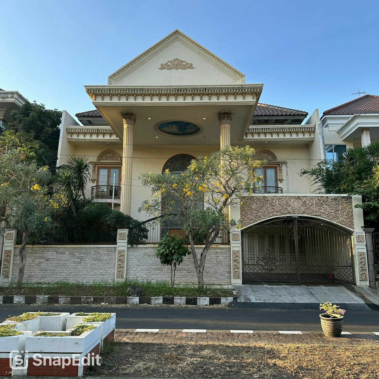 Dijual Rumah Mewah Semi Furnish di Perumahan Margorejo Indah, Surabaya Selatan - Image 1